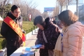 市人社局開展居民醫(yī)保上街宣傳活動，宣傳居民醫(yī)保政策，解答群眾